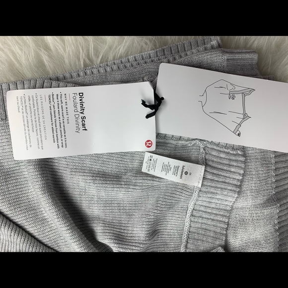 Lululemon Divinity Scarf - Picture 4 of 4